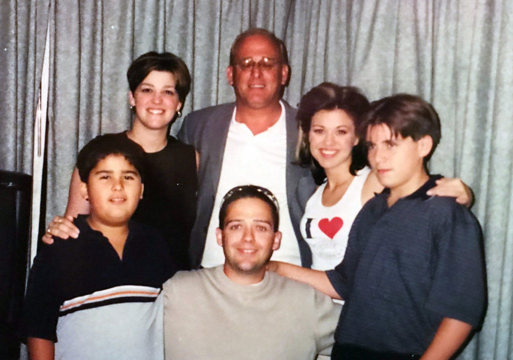 Kelly Clarkson With Her Family in cluding Dad